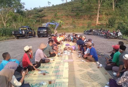 KENDURI SELAMATAN UNTUK MEMULAI PENYEMPURNAAN TEMPAT WISATA GUNUNG MUNGKER